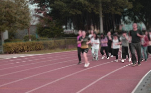 致中长跑运动员广播稿