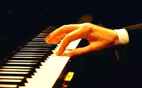 当四周很安静的时候蟋蟀就在这平台上弹琴仿写拟人句