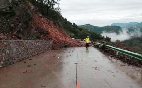 泥石流手抄报边框花边简单漂亮的设计资料:泥石流脱险逃生方法